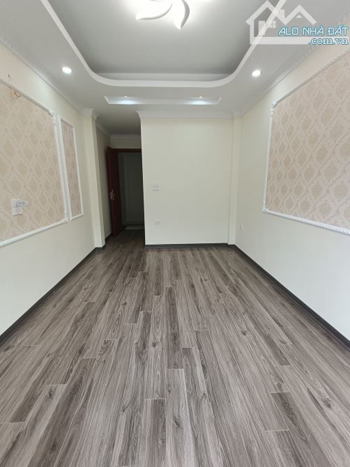 Quá rẻ..! nhà 3,5 tầng, 33m2, 3 phòng ngủ, ô tô đỗ cửa  gần ĐH TDTT, đường QL6 giá chỉ 2tỷ - 4