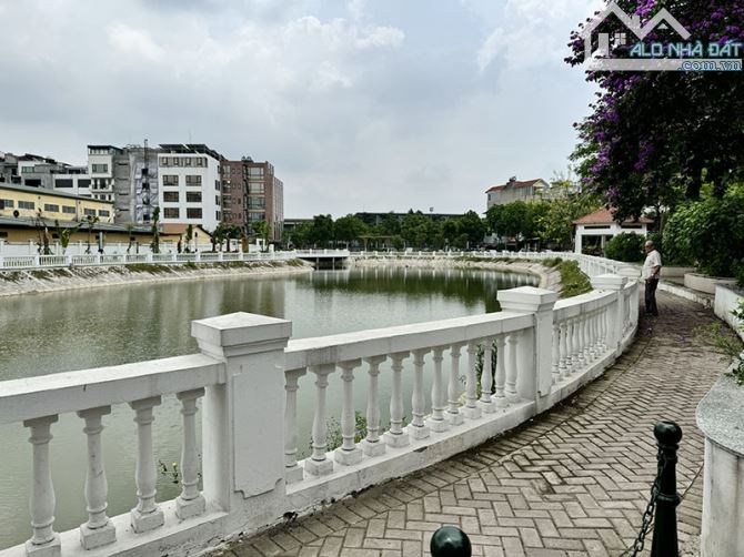 Cần bán 112,5m2 nhà 3 tầng, 2 mặt thoáng, đối diện vườn hoa và ngay hồ Lâm Hạ