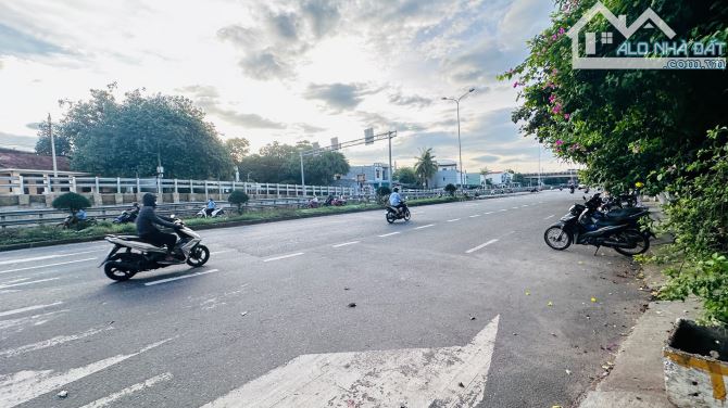 BÁN NHANH NHÀ 3 TẦNG MỚI CỨNG, VÀO Ở NGAY, MẶT TIỀN ĐƯỜNG TRƯỜNG CHINH TRÁNH ĐƯỜNG RÂY.