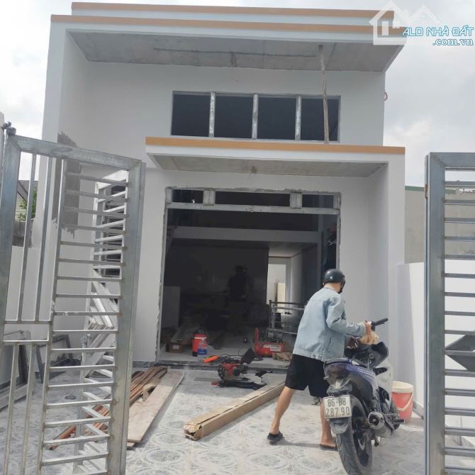 Bán Gấp Nhà Gác Lửng Sân Xe Hơi Mới Hoàn Thiện Ngay KDC Bình Ý, Trả trước 390tr Nhận Nhà