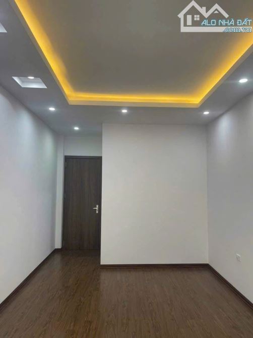 Bán Nhà -Bát khối-Long Biên 36m2 , 5 tầng ô tô đỗ cửa 3,98 tỷ