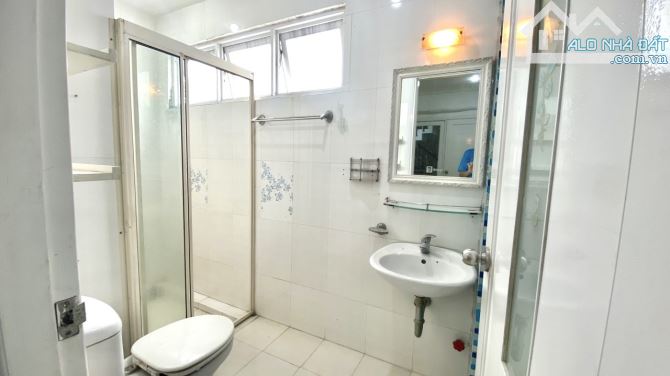 BÁN GẤP NHÀ NGUYỄN TRÃI QUẬN 1 NGANG 35M 690M2 GIÁ CHỈ 160 TỶ - 2