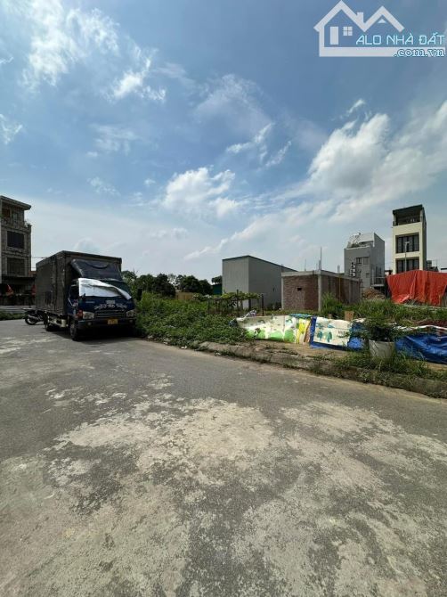 Bán lô đất Kin Chung - Lai Xá phân lô ô tô 2 mặt đường 60m2 giá 7,4 tỷ