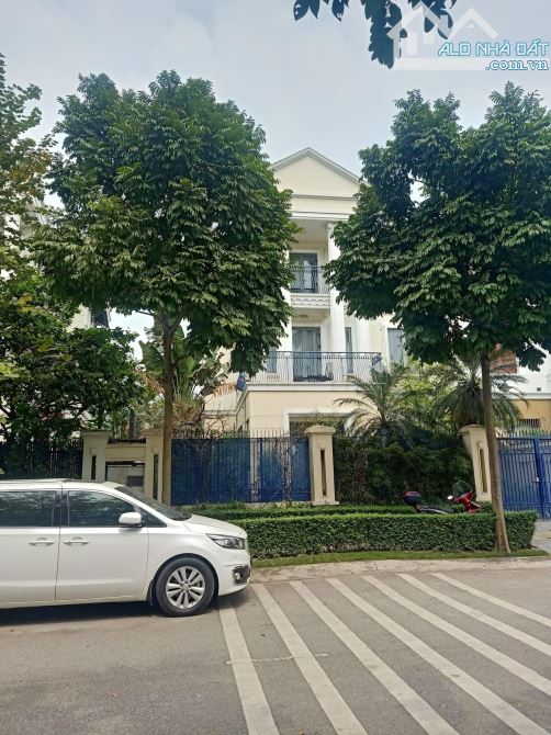 GIA ĐÌNH CHỦ CẦN BÁN GẤP BIỆT THỰ CIPUTRA. 336m2 x 4T - MT12m - Giá: 175 Tỷ.