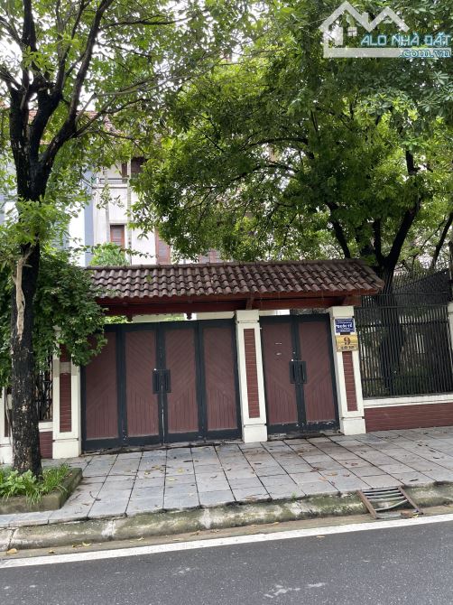 Cho thuê biệt thự 220 m2, xd 110m x 4 tầng, mt 10m ở Dịch Vọng, Cầu Giấy, Hà Nội. Giá 70tr