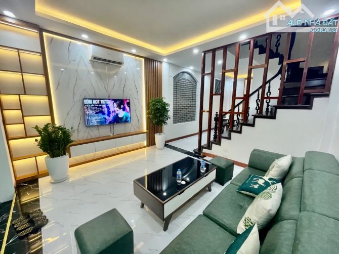 Bán nhà Kim Giang , Hoàng Mai, DT: 40m² x 5 tầng, gần ô tô tránh, giá chào 7,35  tỷ