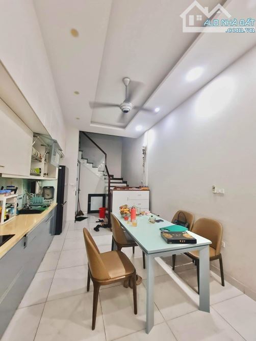10M RA PHỐ - NGUYÊN HỒNG - ĐỐNG ĐA - 50M2 - 5 TẦNG - MT PHÂN LÔ 4M - KINH DOANH TỐT - 11