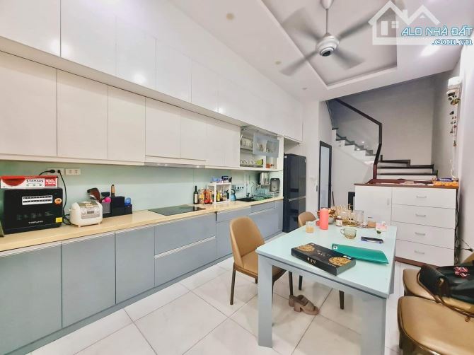 10M RA PHỐ - NGUYÊN HỒNG - ĐỐNG ĐA - 50M2 - 5 TẦNG - MT PHÂN LÔ 4M - KINH DOANH TỐT - 13