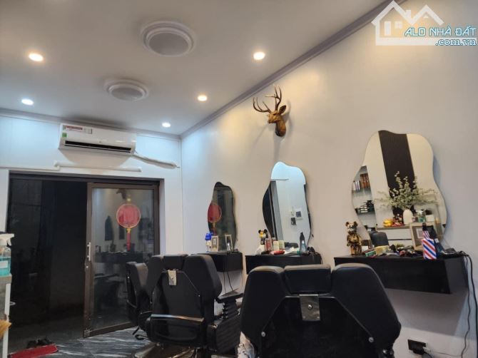 BÁN ĐẤT TẶNG NHÀ - VỊ TRÍ ĐẸP CÁCH PHỐ 30M - ĐANG CHO THUÊ SALON TÓC - 2