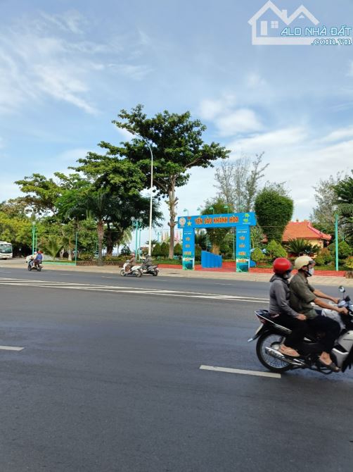 Bán lô góc 2 mặt tiền Phạm Văn Đồng Nha Trang, dt 55m, giá 11 tỷ - 2