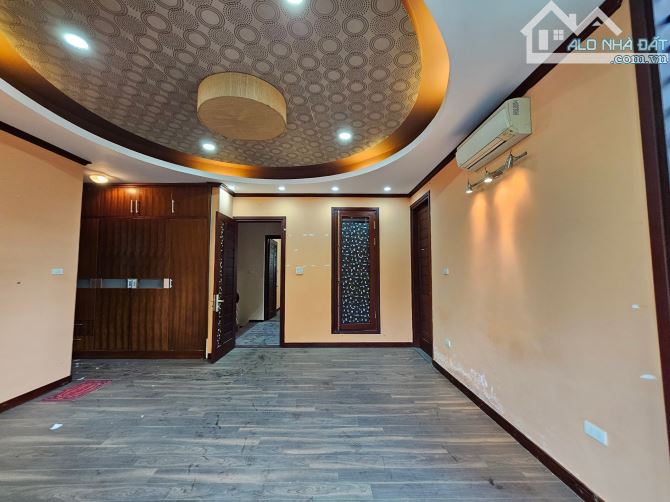 Cho thuê biệt thự 220 m2, xd 110m x 4 tầng, mt 10m ở Dịch Vọng, Cầu Giấy, Hà Nội. Giá 70tr - 4