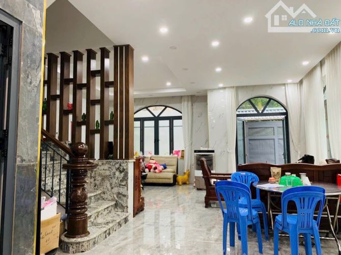 Bán Nhà Biệt Thự DT 182M2 P. Tân Mai gần VinCom Biên Hoà cách đường Phạm Văn Thuận 100M - 1