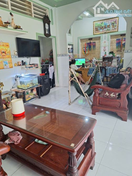 🏡 Cần bán căn nhà thuộc khóm 2 phường 1 , nhánh Nguyễn Thị Minh Khai.  👍 Diện tích : 6,2 - 1