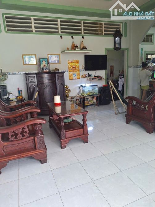 🏡 Cần bán căn nhà thuộc khóm 2 phường 1 , nhánh Nguyễn Thị Minh Khai.  👍 Diện tích : 6,2 - 2