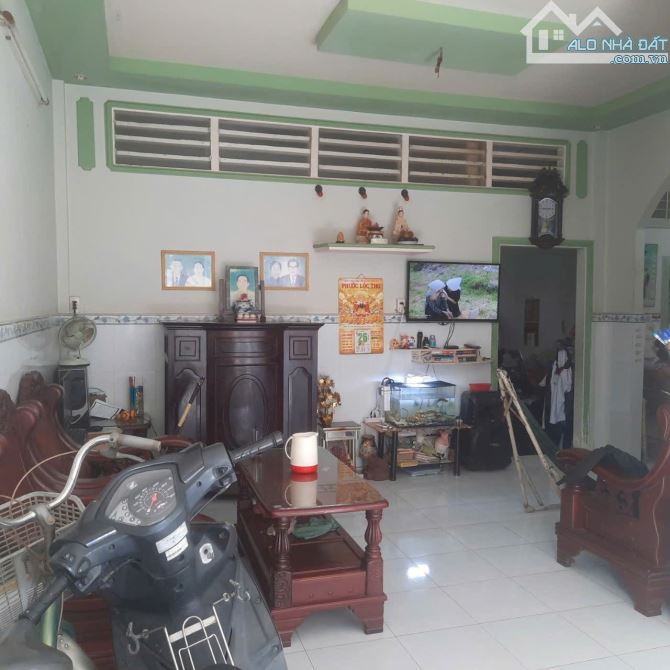 🏡 Cần bán căn nhà thuộc khóm 2 phường 1 , nhánh Nguyễn Thị Minh Khai.  👍 Diện tích : 6,2 - 3