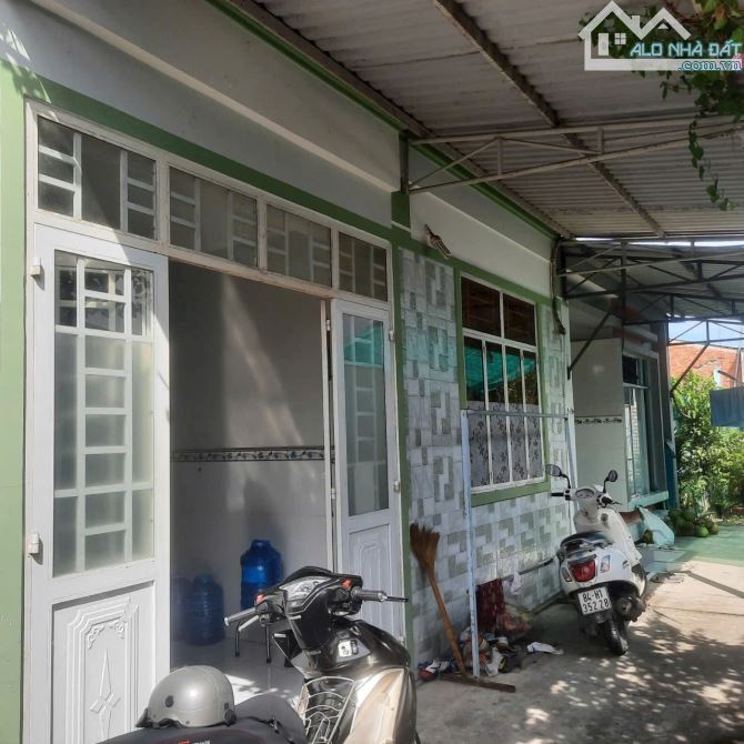 🏡 Cần bán căn nhà thuộc khóm 2 phường 1 , nhánh Nguyễn Thị Minh Khai.  👍 Diện tích : 6,2 - 4
