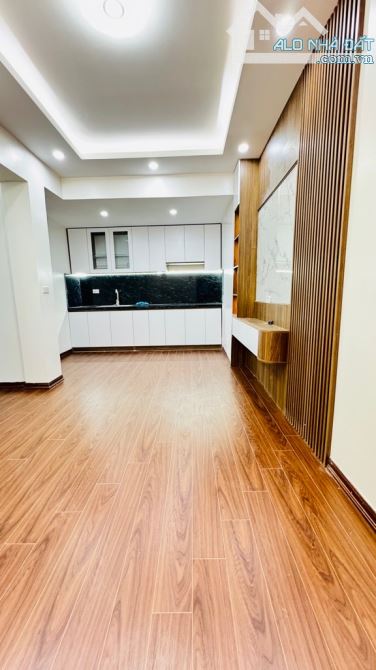 Nhà đẹp phố Nguyễn Trãi 62m2 ô tô ,đủ 2 ngủ rộng rẻ nhất khu vực