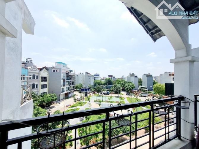 Bán nhà tái định cư giang biên, view vườn hoa, giá cực tốt