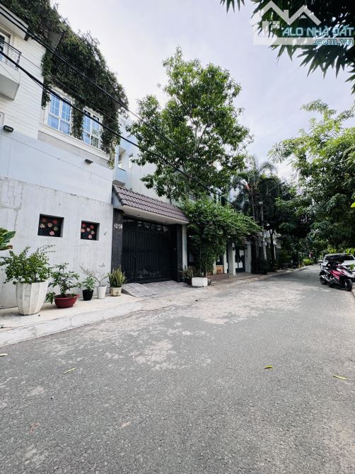 khu Biệt thư nội bộ  k300. 10x18m. 3 tầng. tặng hết nội thất cao cấp nhập khẩu. Giá 49 tỷ