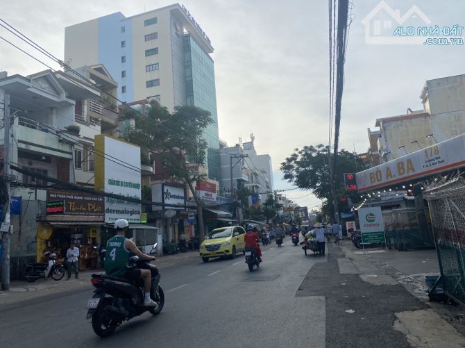 Căn góc 4 tầng DT 6x22 công nhận đủ - MT sầm uất ngay Lê Quang Định gần chợ Bà Chiểu