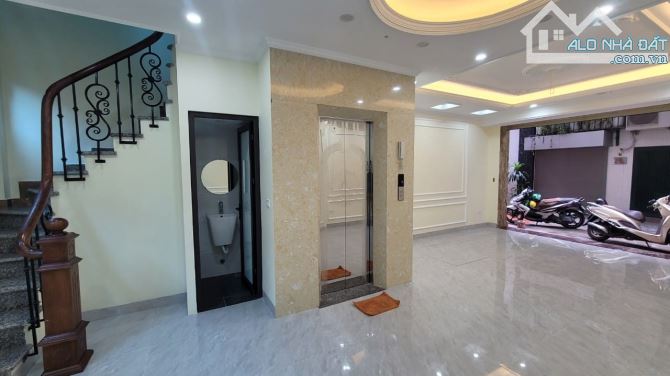 Ô tô vào nhà, Mặt tiền rộng, phân lô, Thang máy, Đường Mai DỊch, Quận Cầu Giấy. Giá: 15Tỷ - 1
