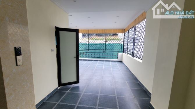 Ô tô vào nhà, Mặt tiền rộng, phân lô, Thang máy, Đường Mai DỊch, Quận Cầu Giấy. Giá: 15Tỷ - 2