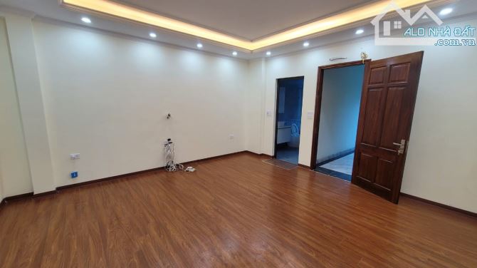 Ô tô vào nhà, Mặt tiền rộng, phân lô, Thang máy, Đường Mai DỊch, Quận Cầu Giấy. Giá: 15Tỷ - 3