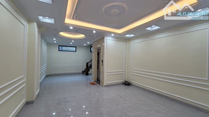 Ô tô vào nhà, Mặt tiền rộng, phân lô, Thang máy, Đường Mai DỊch, Quận Cầu Giấy. Giá: 15Tỷ - 4