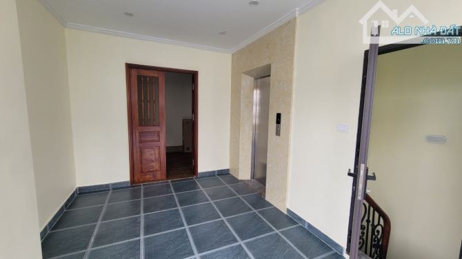 Ô tô vào nhà, Mặt tiền rộng, phân lô, Thang máy, Đường Mai DỊch, Quận Cầu Giấy. Giá: 15Tỷ - 5