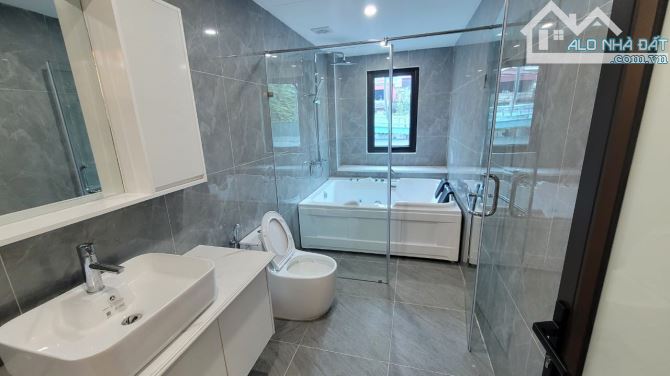 Ô tô vào nhà, Mặt tiền rộng, phân lô, Thang máy, Đường Mai DỊch, Quận Cầu Giấy. Giá: 15Tỷ - 7