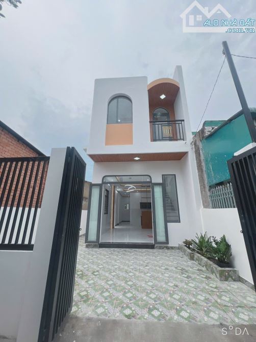 Bán gấp nhà mới xây 1 trệt 1 lầu thổ cư sổ riêng cầm tay sẵn, ngay trường THCS Thạnh Phú