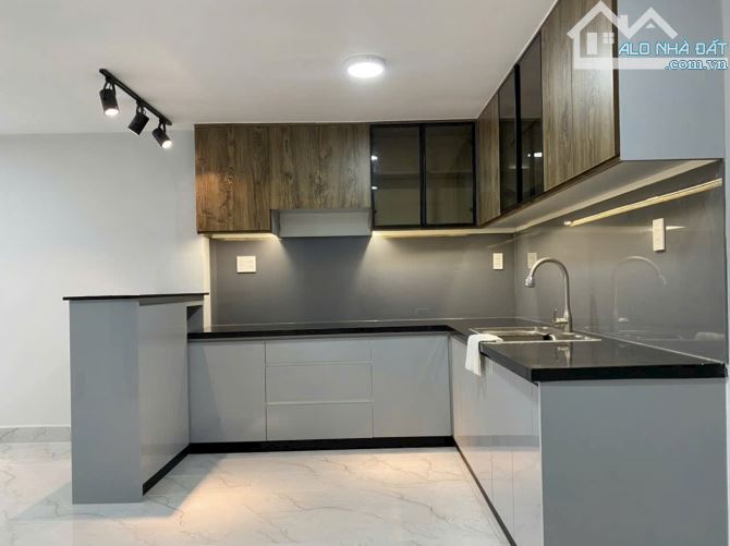 NHÀ MỚI ĐẸP VÀ CÁCH MẶT TIỀN CHỈ VÀI BƯỚC CHÂN