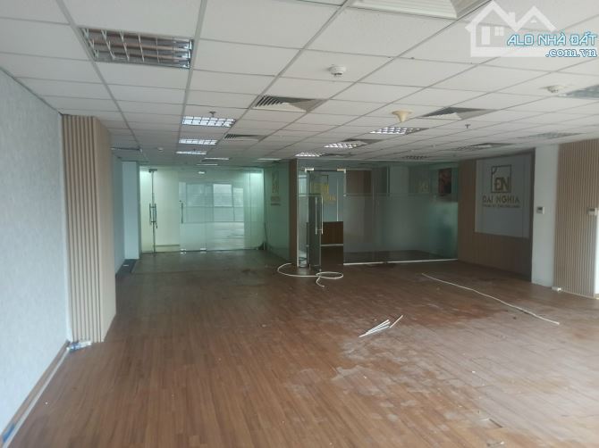 CC cho thuê văn phòng mặt phố Trần Thái Tông, DT 130m chỉ 21,5tr/tháng hoặc thuê cả 230m2