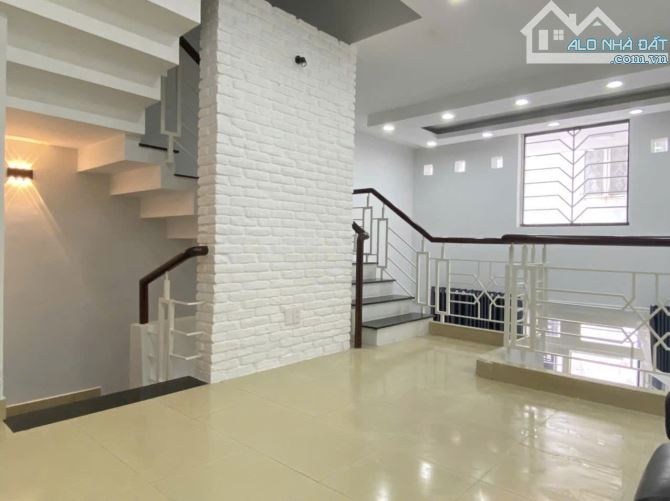 NHÀ MỚI ĐẸP VÀ CÁCH MẶT TIỀN CHỈ VÀI BƯỚC CHÂN - 3