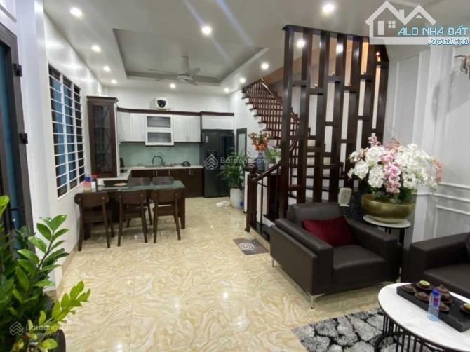 Bán Nhà Đại Kim, Hoàn Mai 48m2 mt 4,5m gần hồ, sát chợ, tiện ích, 7,6 tỉ