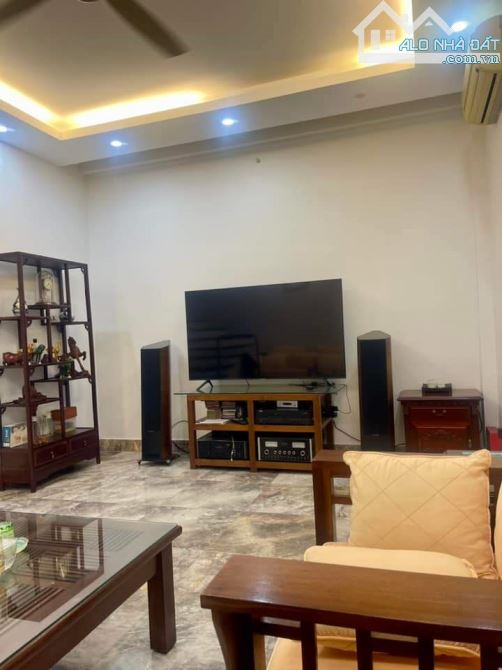 Bán nhà Lạc Long Quân, Tây Hồ, 50m2, 5 tầng, Gara ô tô, Kinh doanh