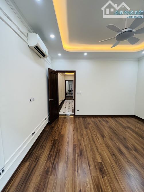 Bán nhà phố Thuỵ Khuê, Tây Hồ, 110m2, lô góc, vỉa hè, 2 ô tô tránh, KD, VP, chỉ 24 tỷ.