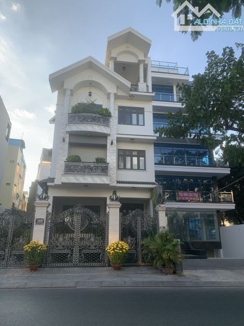 Ngộp bank, bán nhà ngay MT D2 - Nguyễn Gia Trí, DT 9 x 20m CN 180m2, HĐT 80tr/ tháng