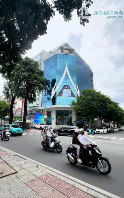 Bán tòa building 2 mặt tiền 369B Nguyễn Trãi, Quận 1, DT: 14x30m, 2 hầm, 10 tầng HĐT 900tr