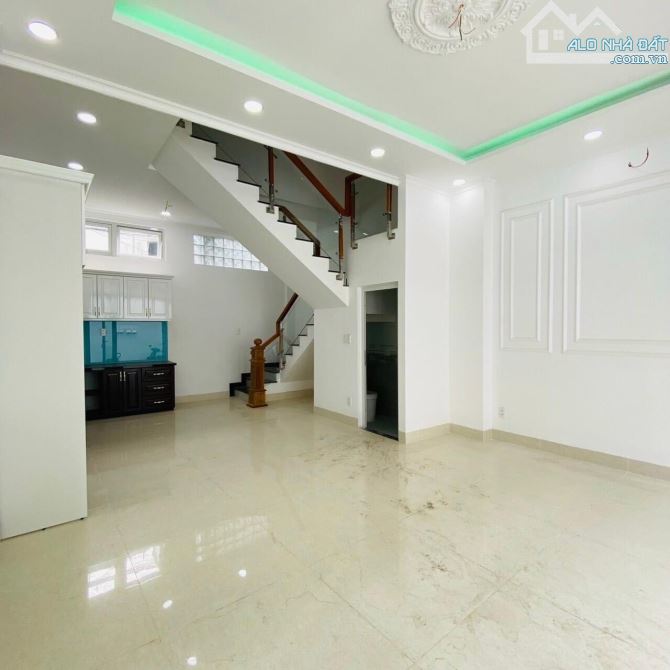 Chuyển công tác bán nhà Tân Hóa 42m2 3 tầng BTCT 3PN, XH đậu sát vách