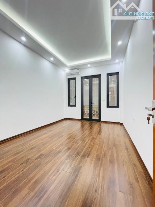 NHÀ PHỐ HOÀNG VĂN THÁI, PHÂN LÔ QUÂN ĐỘI - NGÕ THÔNG - MẶT TIỀN RỘNG, 40M2, NHỈNH 6 TỶ - 1