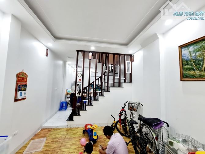 Giật mình! Tôn Đức Thắng, 10m ra phố, bagac phi, an ninh tốt, full nội thất 37.85m2*5T