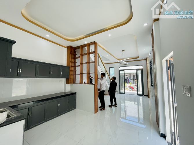 Bán gấp nhà mới 1 trệt 1 lầu, thổ cư sổ riêng, gần chợ Thạnh Phú, Trả trước 500tr nhận nhà