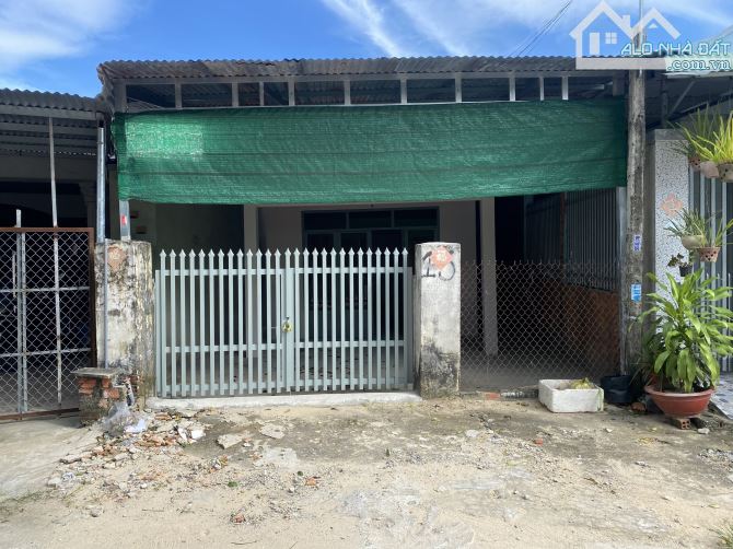 Bán nhà Tây Ninh Thị Xã Hòa Thành hẻm 53 Phạm Hùng gần ngay chợ Long Hoa (90m2) 1 tỷ