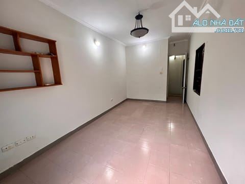 Bán Nhà mặt phố Láng, 30m², 5 tầng, ngay ngã tư, kinh doanh đa dạng