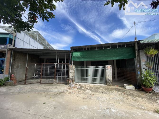 Bán nhà Tây Ninh Thị Xã Hòa Thành hẻm 53 Phạm Hùng gần ngay chợ Long Hoa (90m2) 1 tỷ - 8