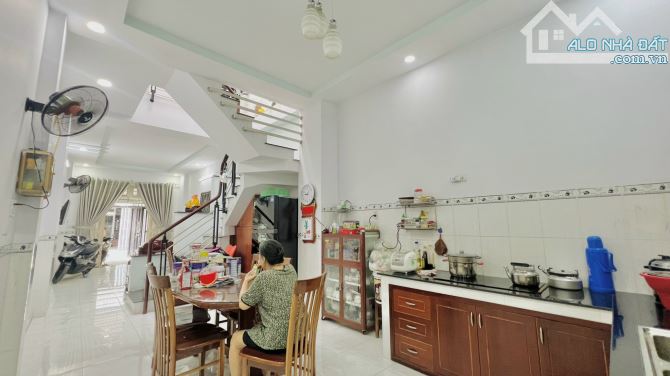 🏠 Bán Nhà 2 Lầu DT 180m2 SHR Hoàn Công Gần Ngã Tư Tân Phong Chỉ 8,5 TỶ