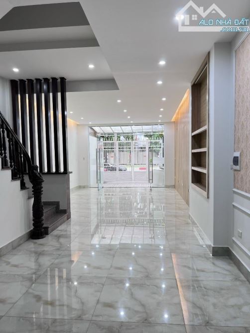 Bán gấp nhà Mặt Phố Nguyễn khuyến 110m2, 5 tầng, mt 5m, chỉ 32 tỷ, vị trí đắc địa.