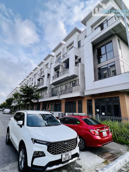 Bán shophouse 4 chính chủ bán Centa Diamond Vsip 9 toàn chưng cư xung quanh giá nhỉnh 4 tỷ - 1