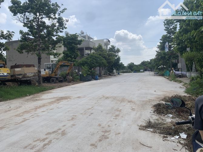 Cần bán đất 500m2  - đường oto - gần quốc lộ 13 - sổ hồng riêng - đường lớn - 9